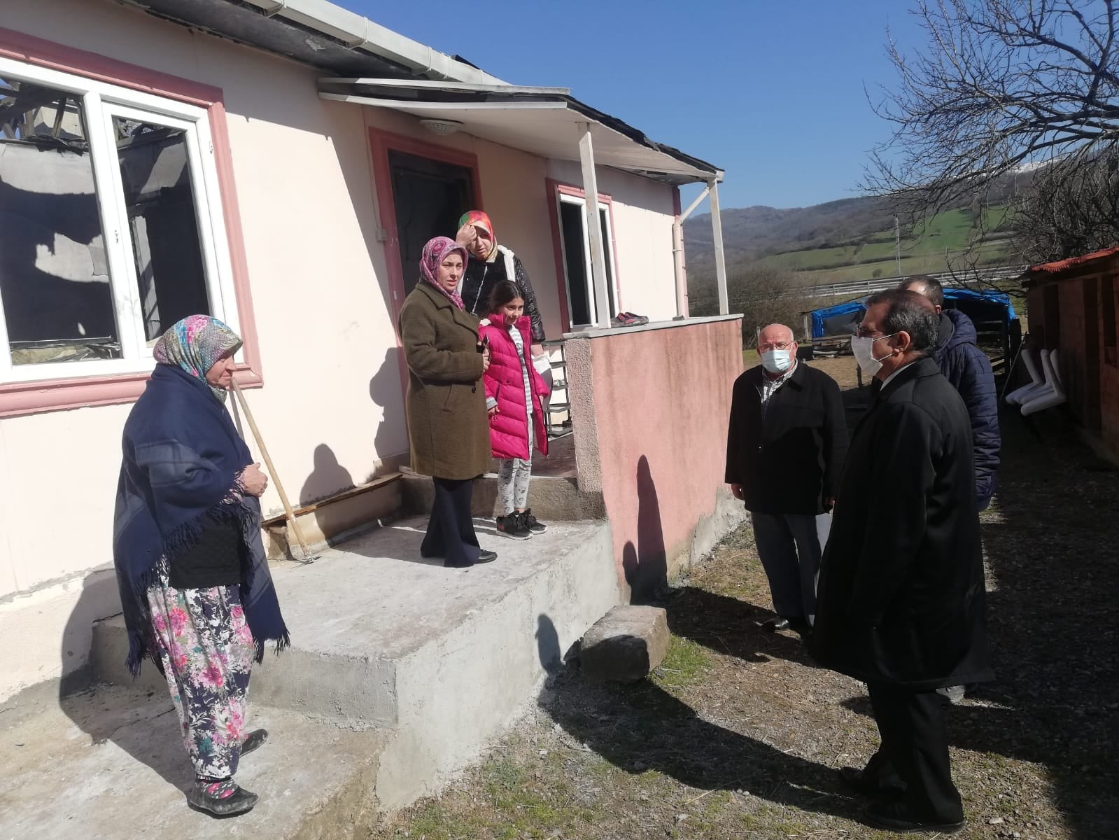 Çanakkale’nin Çan Kaymakamı Mustafa Gürdal, Maltepe köyünde evi yanan aileyi ziyaret etti. Çan Kaymakamı Mustafa Gürdal ve Maltepe Köy Muhtarı ...