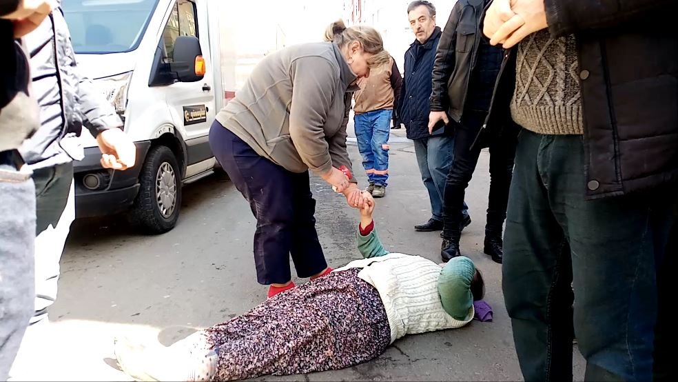 Tekirdağ Çorlu’da kamyonetin çarptığı işitme engelli genç kız yaralandı. Şoka giren genç kıza üzülen bir vatandaşın, ambulans gelen kadar ...