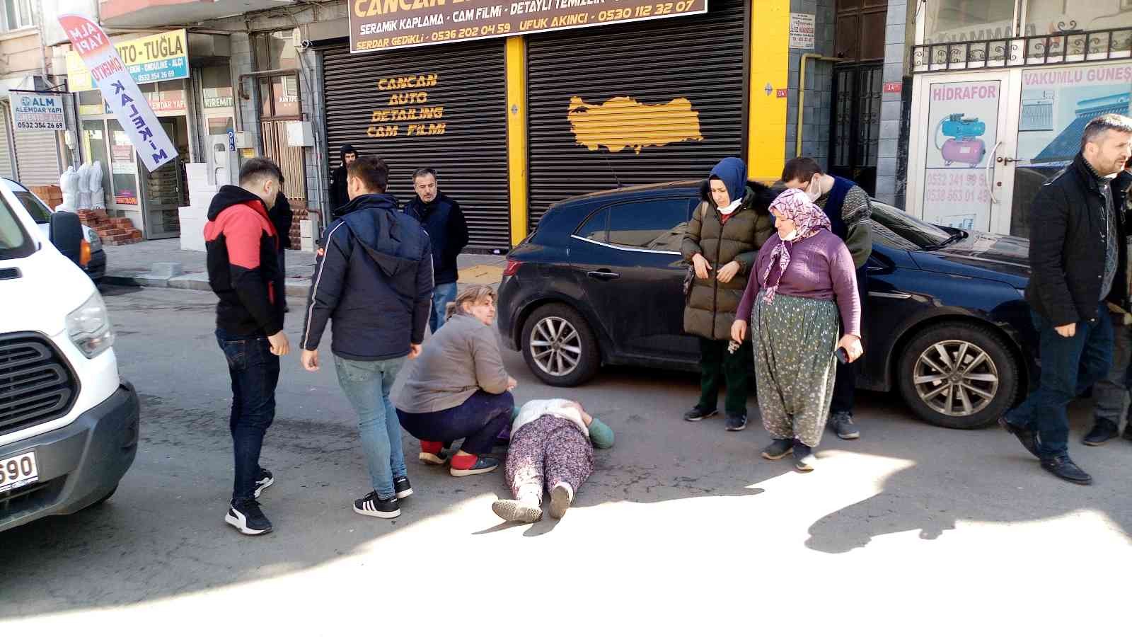 Tekirdağ Çorlu’da kamyonetin çarptığı işitme engelli genç kız yaralandı. Şoka giren genç kıza üzülen bir vatandaşın, ambulans gelen kadar ...