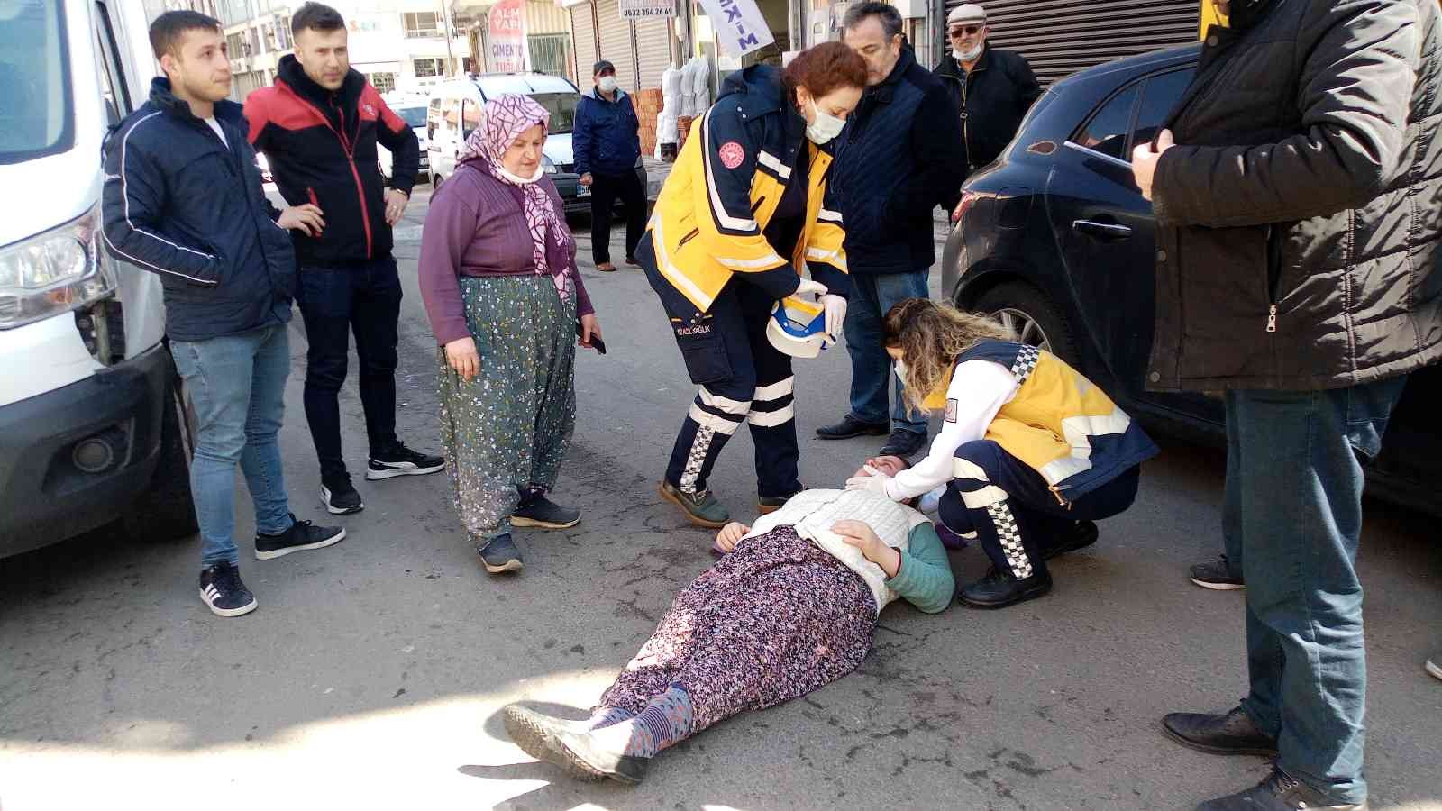 Tekirdağ Çorlu’da kamyonetin çarptığı işitme engelli genç kız yaralandı. Şoka giren genç kıza üzülen bir vatandaşın, ambulans gelen kadar ...