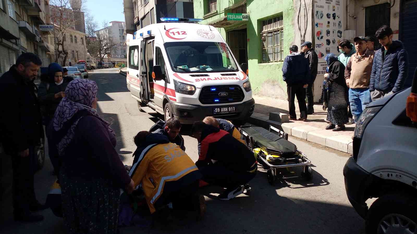 Tekirdağ Çorlu’da kamyonetin çarptığı işitme engelli genç kız yaralandı. Şoka giren genç kıza üzülen bir vatandaşın, ambulans gelen kadar ...