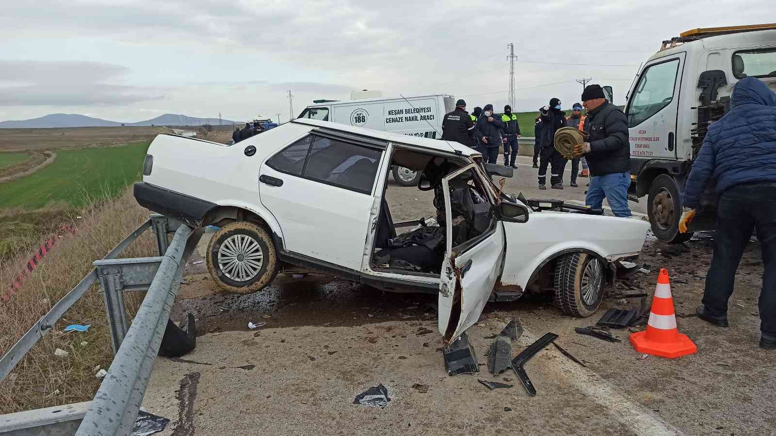 Edirne’nin Keşan-Enez ilçeleri arasındaki karayolunda iki araç kafa kafaya çarpışması sonucu meydana gelen feci kazada bir kişi olay yerinde can ...