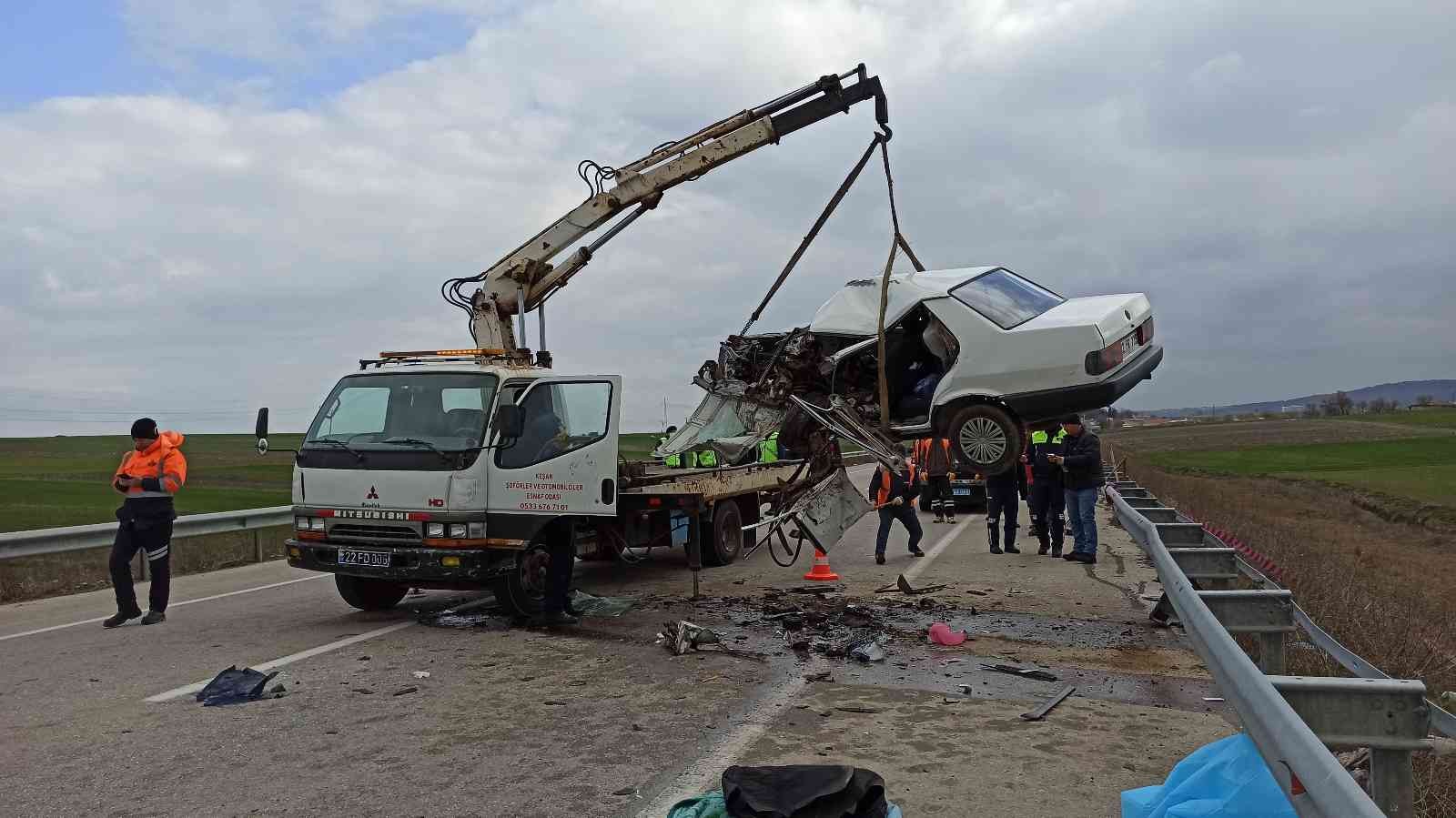 Edirne’nin Keşan-Enez ilçeleri arasındaki karayolunda iki araç kafa kafaya çarpışması sonucu meydana gelen feci kazada bir kişi olay yerinde can ...