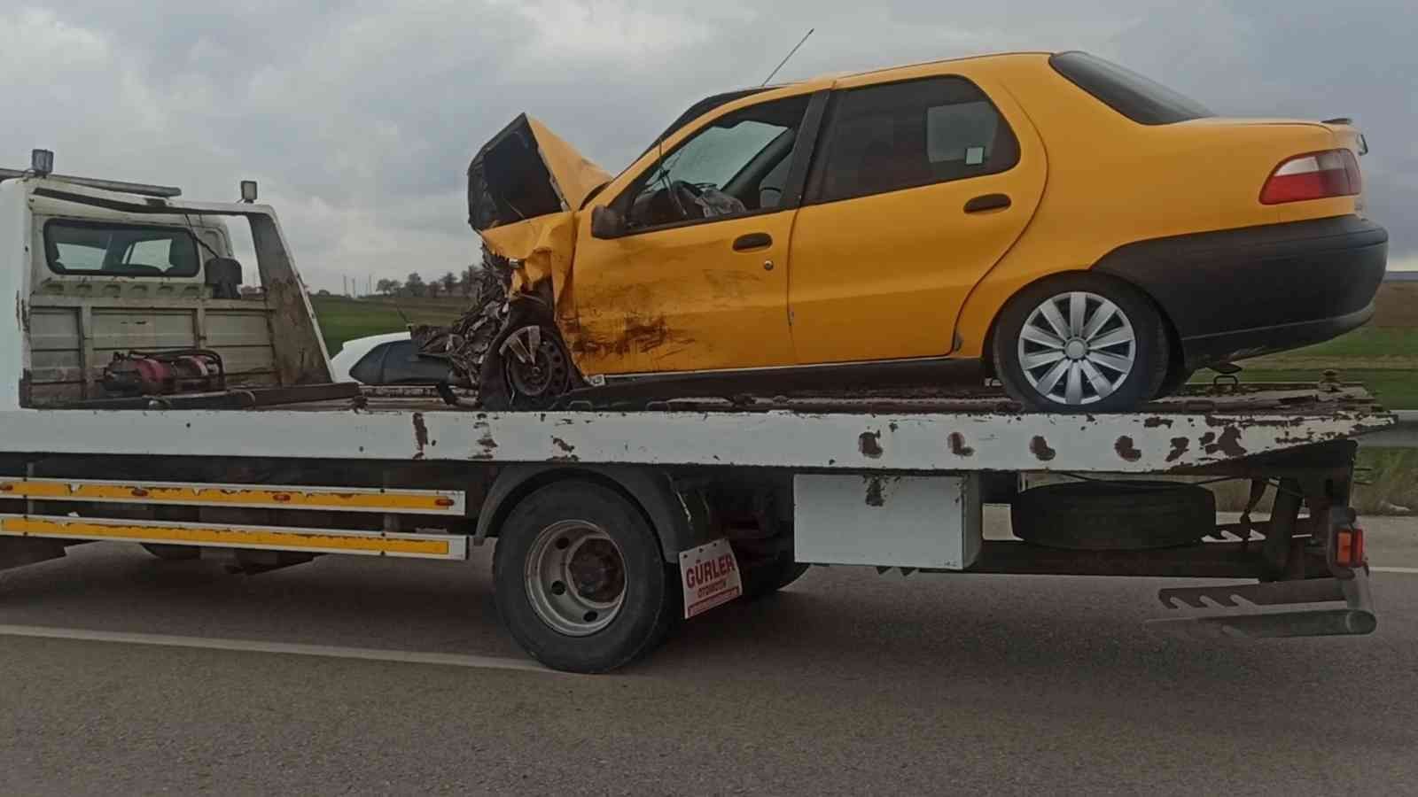 Edirne’nin Keşan-Enez ilçeleri arasındaki karayolunda iki araç kafa kafaya çarpışması sonucu meydana gelen feci kazada bir kişi olay yerinde can ...