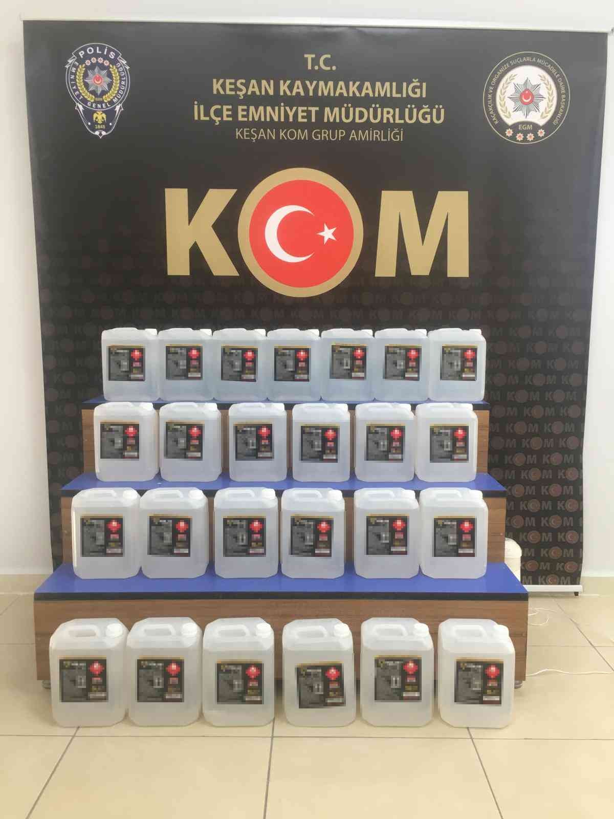 Edirne’nin Keşan ilçesinde polis ekipleri tarafından ilçe girişinde durdurulan bir araçta yapılan aramada 125 litre sahte içki imali için ...