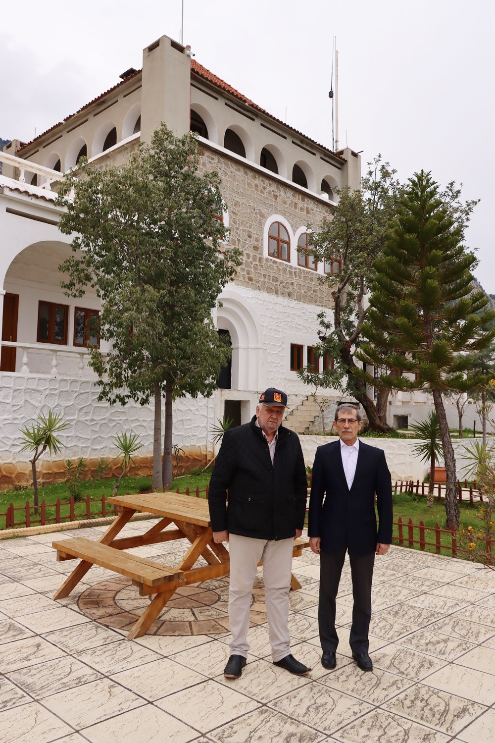 Yalovalı 14 Kıbrıs gazisi, 48 yıl sonra Kuzey Kıbrıs Türk Cumhuriyeti’ne (KKTC) gitti. Gazilerden Süleyman Sevren ve Yaşar Çelik görev yaptıkları ...