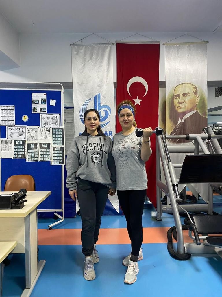 Kifoz hastalığı nedeniyle duruş bozukluğu bulunan Zeliha Fırat, Bağcılar Belediyesi Şehit Savcı Mehmet Selim Kiraz Kültür Merkezi Spor Salonu’nda ...