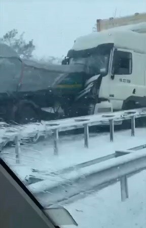 Bursa’da kar yağışı sebebiyle iki tırın karıştığı kaza Bursa-İzmir karayolunun saatlerce kapanmasına sebep oldu. Oluşan araç kuyruğu dronla ...