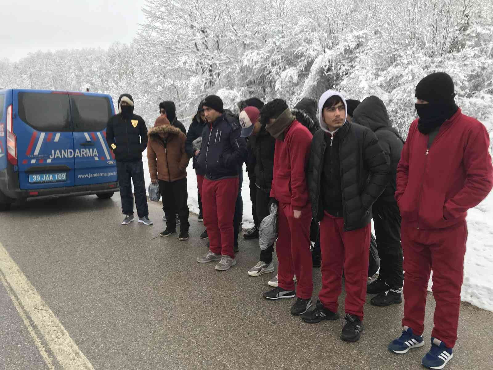 Kırklareli’nden yurda yasadışı yollarla girdiği belirlenen 63 kaçak göçmen yakalandı. Alınan bilgiye göre, Bulgaristan’a ulaşımın sağlandığı ...