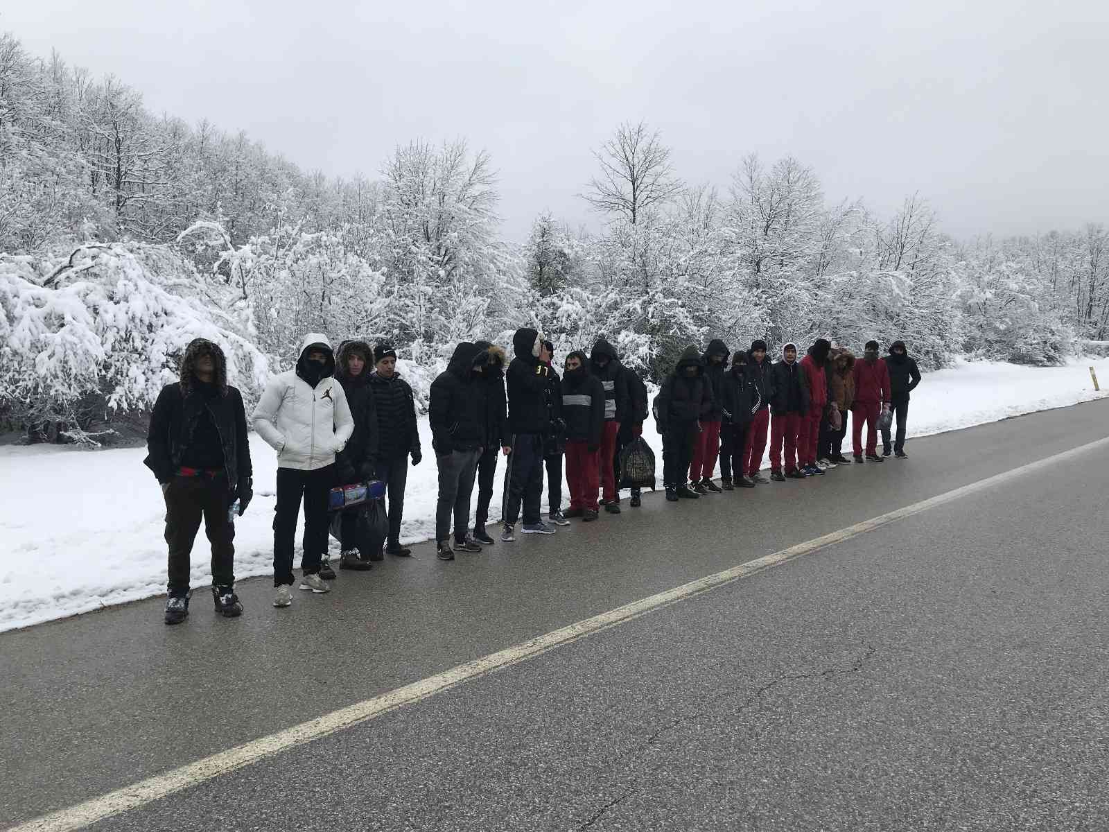 Kırklareli’nden yurda yasadışı yollarla girdiği belirlenen 63 kaçak göçmen yakalandı. Alınan bilgiye göre, Bulgaristan’a ulaşımın sağlandığı ...