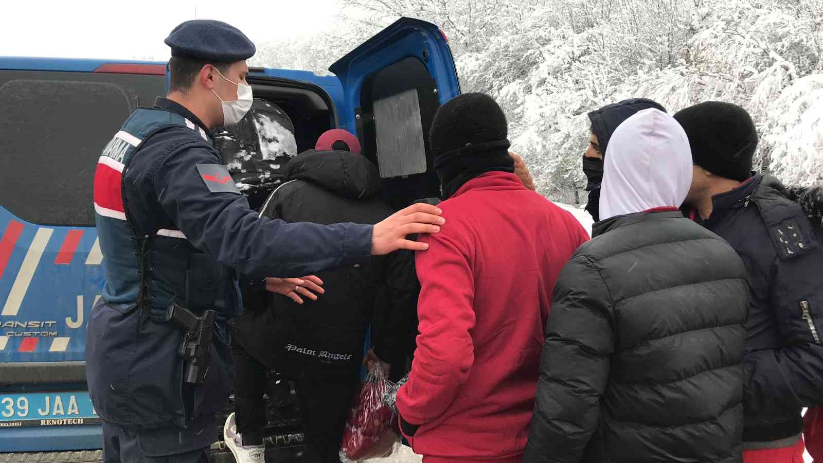 Kırklareli’nden yurda yasadışı yollarla girdiği belirlenen 63 kaçak göçmen yakalandı. Alınan bilgiye göre, Bulgaristan’a ulaşımın sağlandığı ...