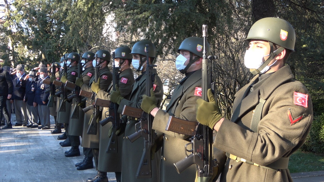 Kırklareli’nde 18 Mart Şehitleri Anma Günü ve Çanakkale Deniz Zaferi’nin 107. yıldönümü nedeniyle tören düzenlendi. Kırklareli Şehitliği’ndeki ...