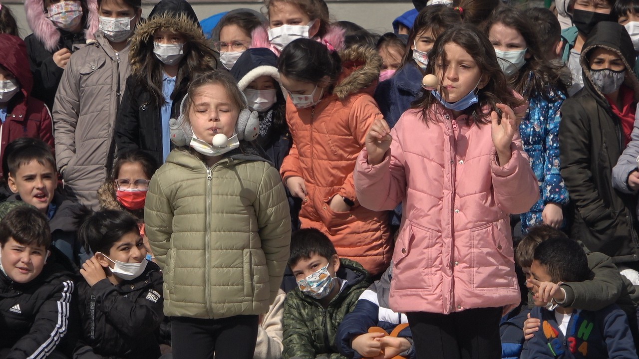 Kırklareli’nde Nevruz kutlamaları kapsamında çeşitli etkinlikler düzenlenirken, protokol üyeleri, down sendromlu çocuklarla birlikte ateşten ...