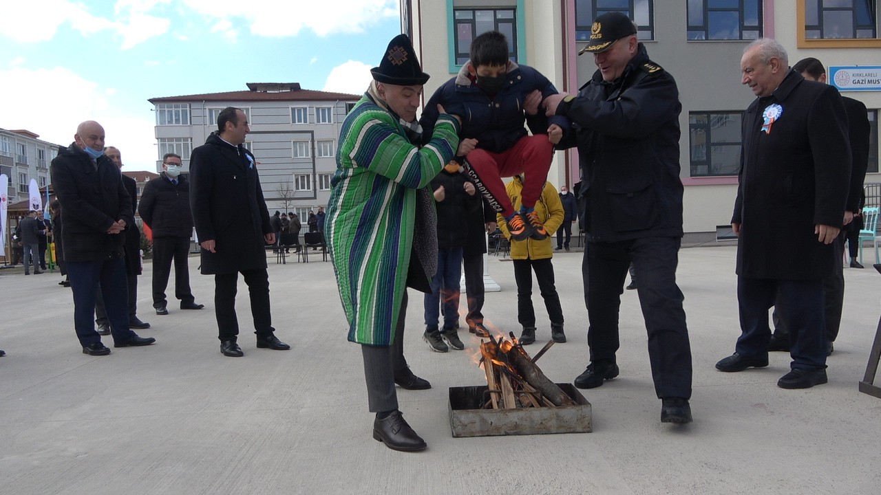 Kırklareli’nde Nevruz kutlamaları kapsamında çeşitli etkinlikler düzenlenirken, protokol üyeleri, down sendromlu çocuklarla birlikte ateşten ...