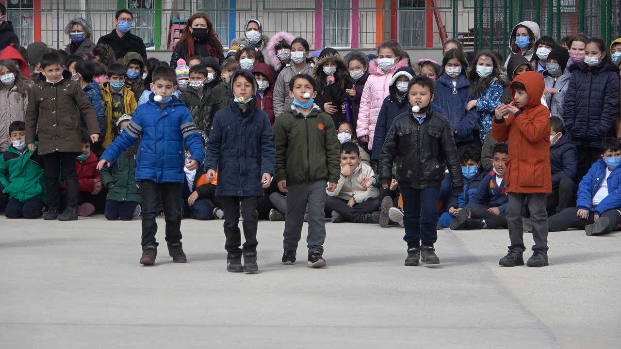 Kırklareli’nde Nevruz kutlamaları kapsamında çeşitli etkinlikler düzenlenirken, protokol üyeleri, down sendromlu çocuklarla birlikte ateşten ...