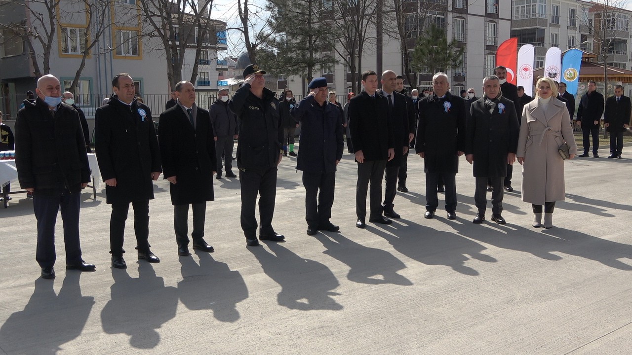 Kırklareli’nde Nevruz kutlamaları kapsamında çeşitli etkinlikler düzenlenirken, protokol üyeleri, down sendromlu çocuklarla birlikte ateşten ...