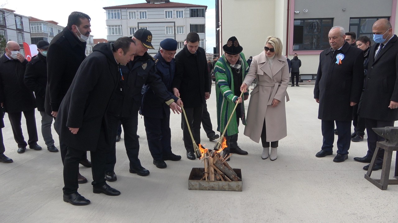 Kırklareli’nde Nevruz kutlamaları kapsamında çeşitli etkinlikler düzenlenirken, protokol üyeleri, down sendromlu çocuklarla birlikte ateşten ...