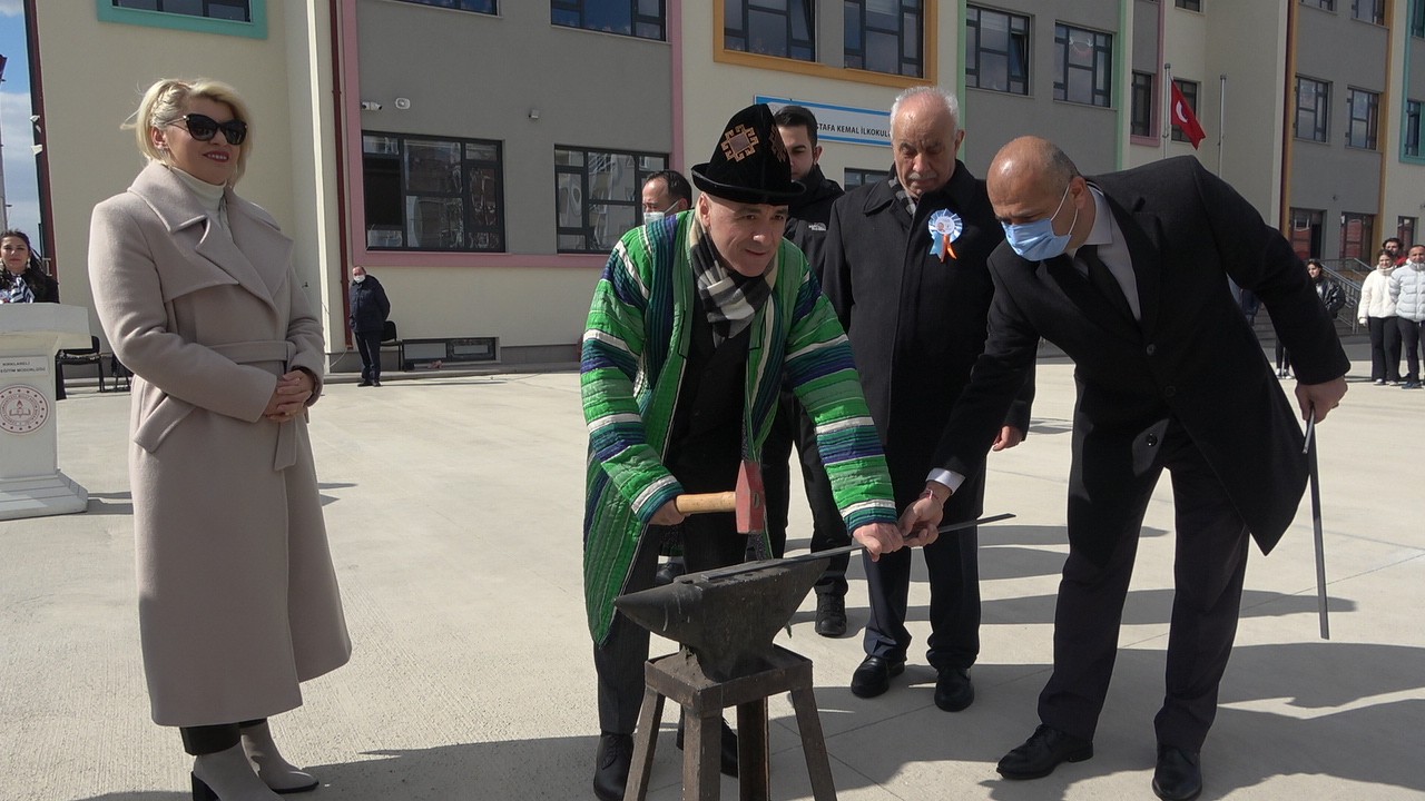 Kırklareli’nde Nevruz kutlamaları kapsamında çeşitli etkinlikler düzenlenirken, protokol üyeleri, down sendromlu çocuklarla birlikte ateşten ...