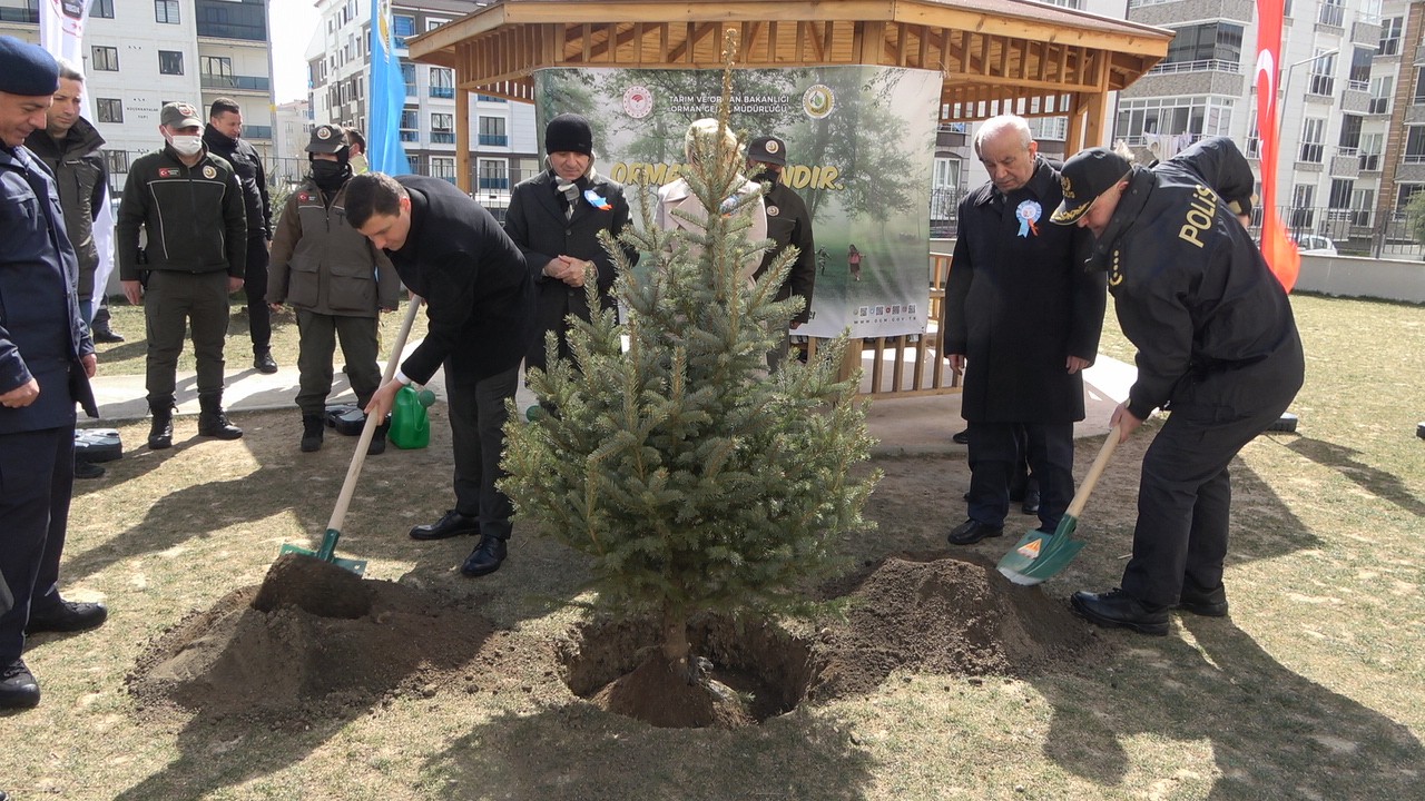 Kırklareli’nde Nevruz kutlamaları kapsamında çeşitli etkinlikler düzenlenirken, protokol üyeleri, down sendromlu çocuklarla birlikte ateşten ...