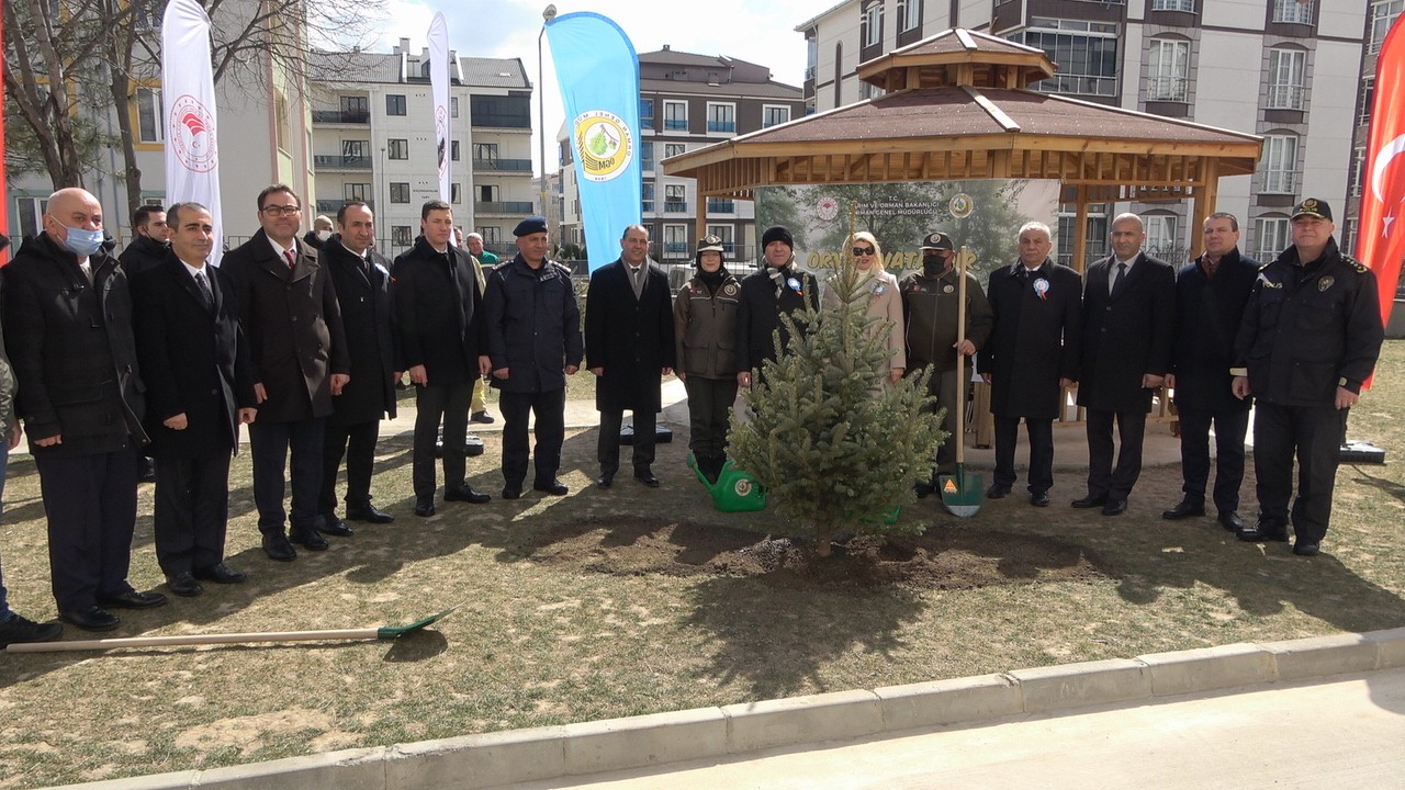 Kırklareli’nde Nevruz kutlamaları kapsamında çeşitli etkinlikler düzenlenirken, protokol üyeleri, down sendromlu çocuklarla birlikte ateşten ...