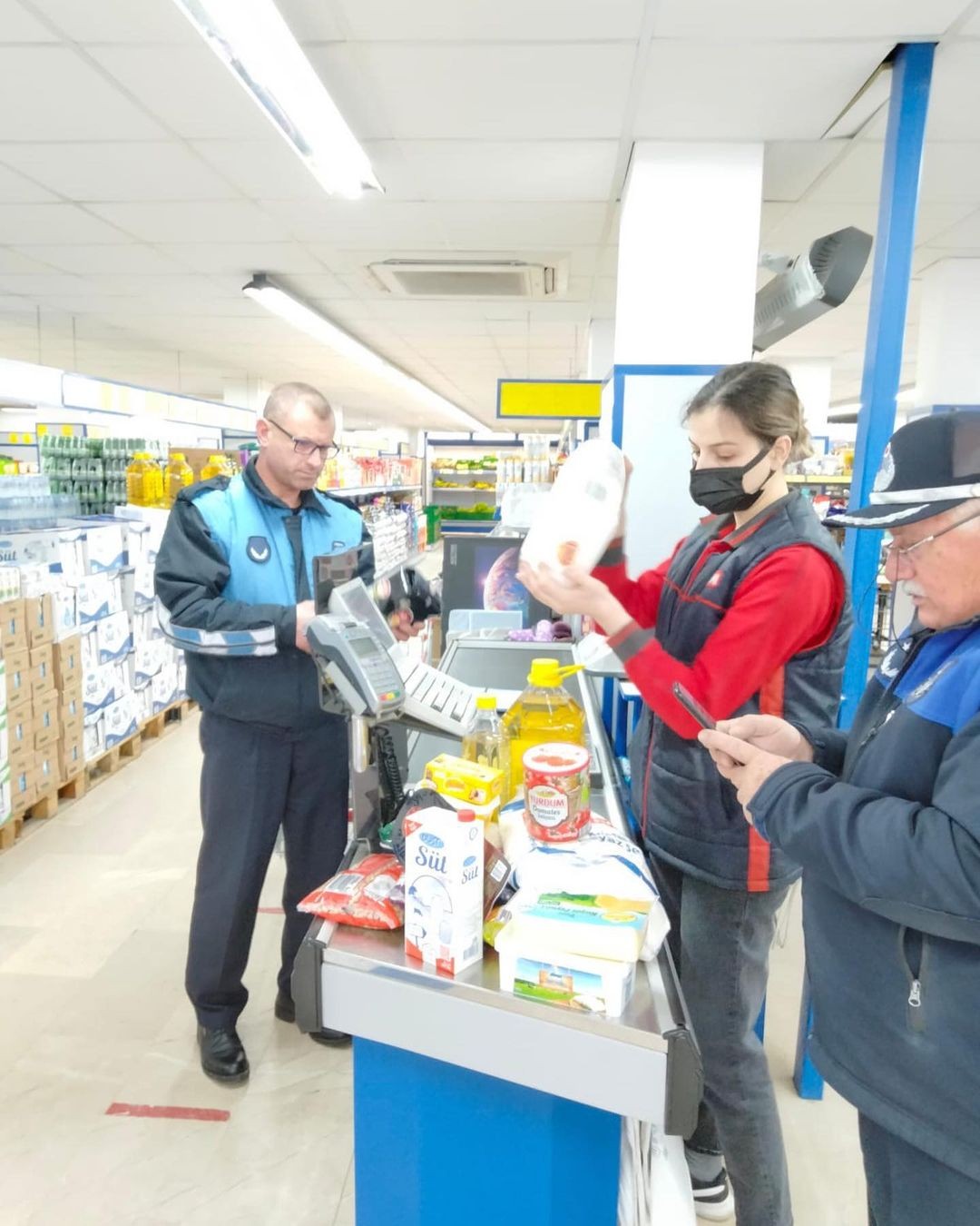 Kırklareli’nde marketlerde stokçuluk, aşırı fiyat ve spekülatif hareketlerin önlenmesine yönelik denetim yapıldı. Kırklareli Valiliği ...