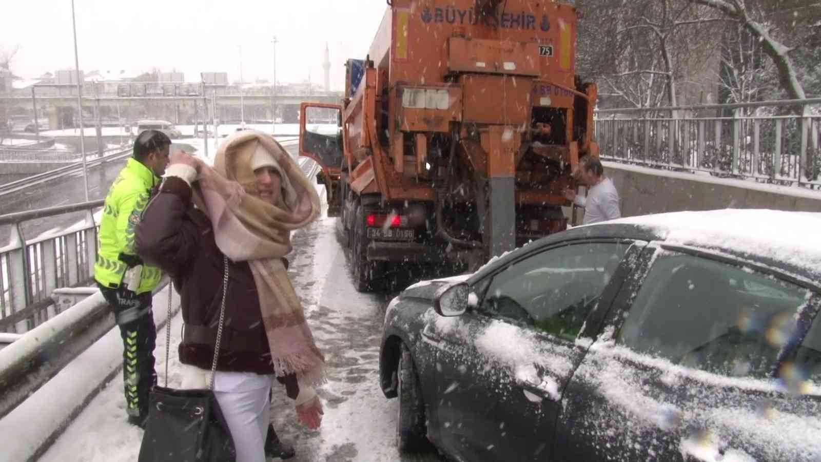 Yoğun kar yağışının etkili olduğu İstanbul’un Anadolu yakasında araç sürücüleri zor anlar yaşadı. Üsküdar’da kış lastiği olmadan yola çıkan kadın ...