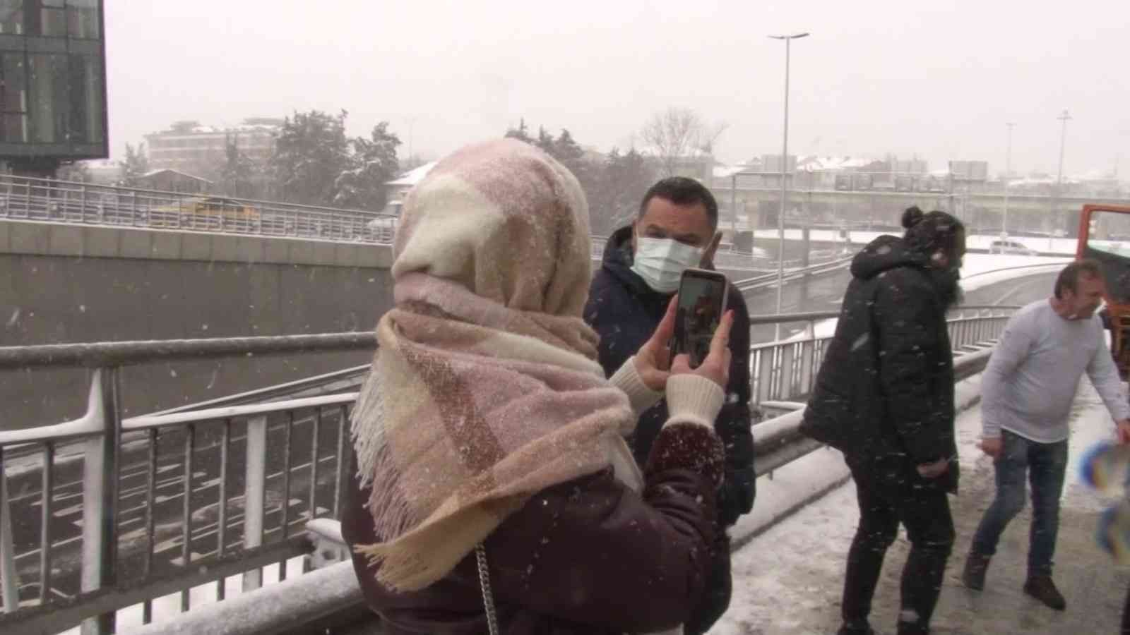 Yoğun kar yağışının etkili olduğu İstanbul’un Anadolu yakasında araç sürücüleri zor anlar yaşadı. Üsküdar’da kış lastiği olmadan yola çıkan kadın ...