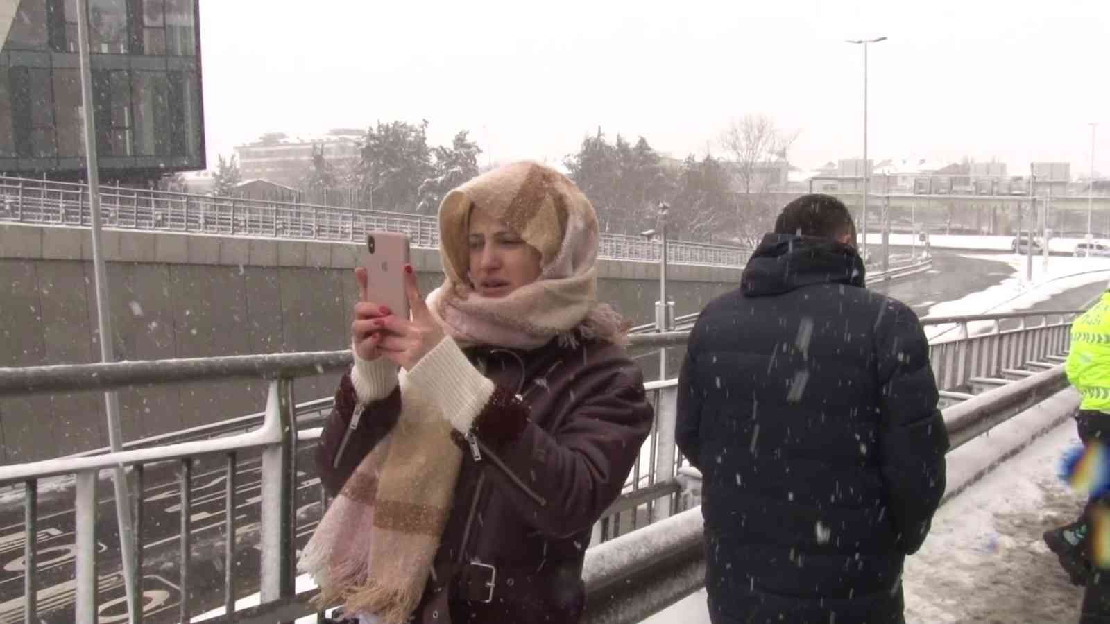 Yoğun kar yağışının etkili olduğu İstanbul’un Anadolu yakasında araç sürücüleri zor anlar yaşadı. Üsküdar’da kış lastiği olmadan yola çıkan kadın ...