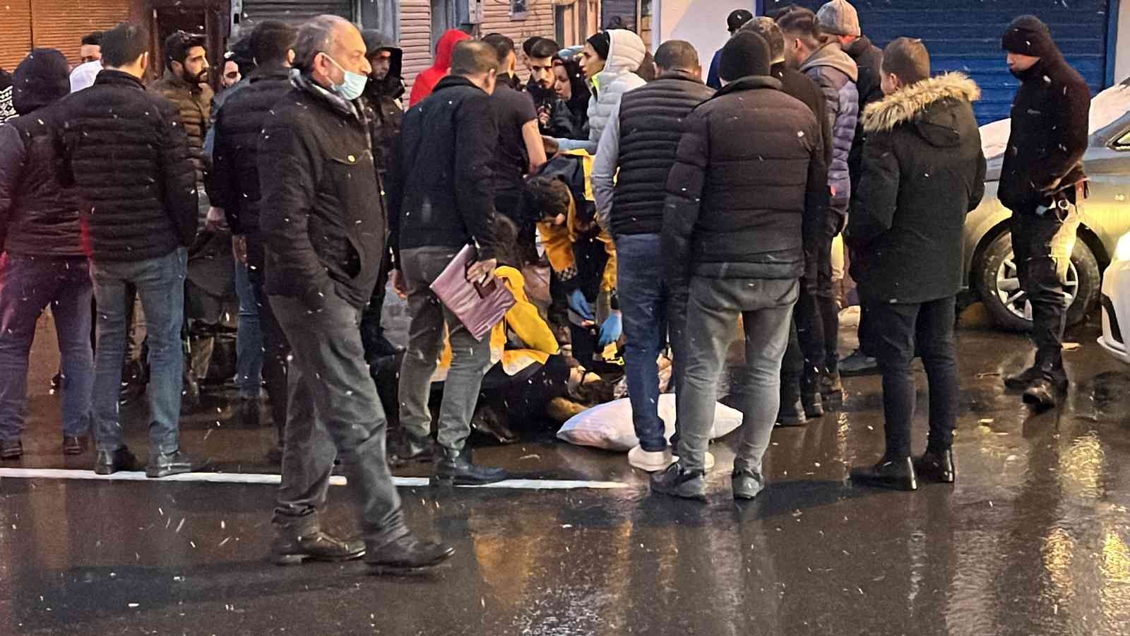 Beyoğlu’nda eşini başka bir adamın yanında gördüğünü iddia eden yabancı uyruklu şahıs, çocuğunun gözü önünde karısını darp etti. Çevredeki ...