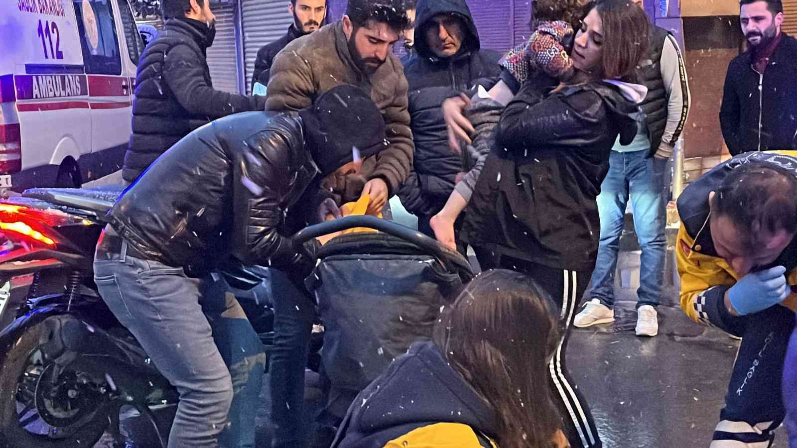 Beyoğlu’nda eşini başka bir adamın yanında gördüğünü iddia eden yabancı uyruklu şahıs, çocuğunun gözü önünde karısını darp etti. Çevredeki ...