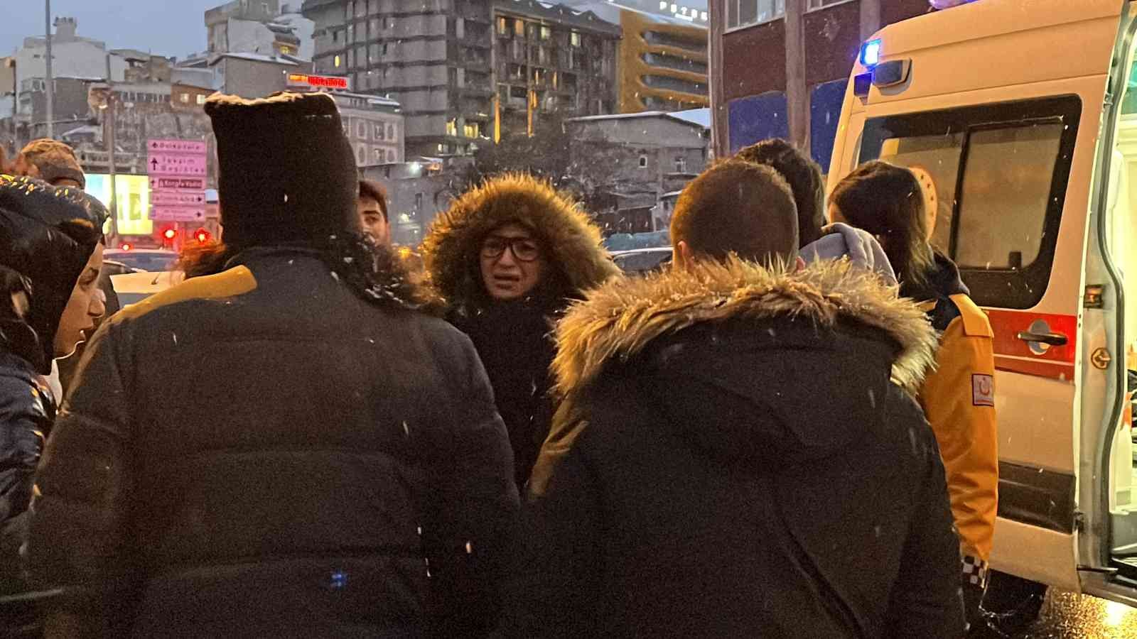 Beyoğlu’nda eşini başka bir adamın yanında gördüğünü iddia eden yabancı uyruklu şahıs, çocuğunun gözü önünde karısını darp etti. Çevredeki ...