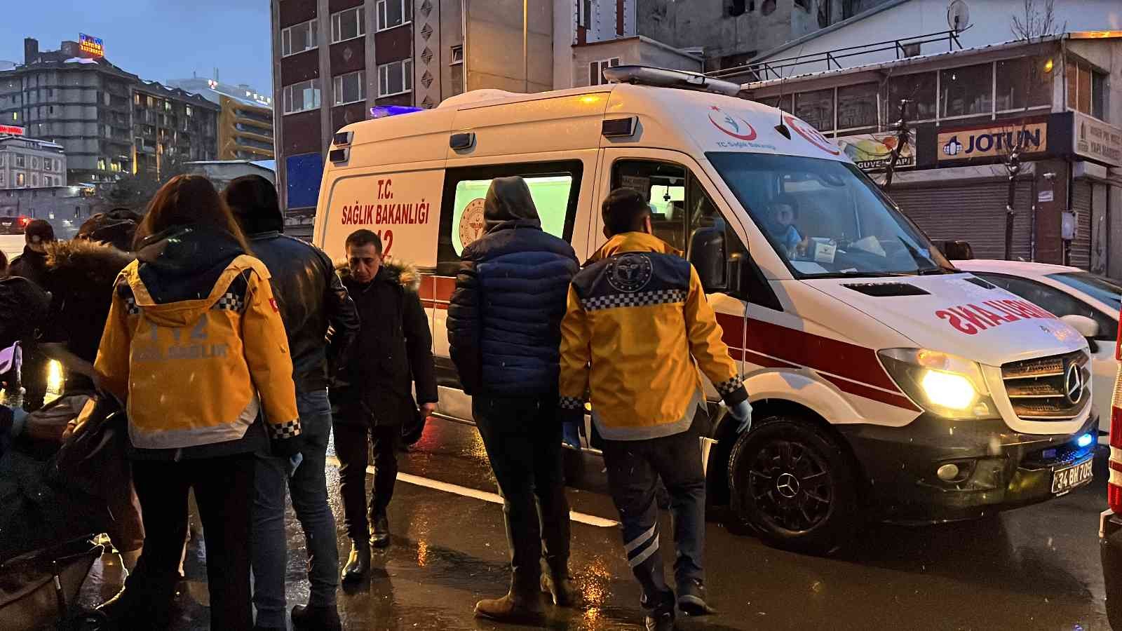 Beyoğlu’nda eşini başka bir adamın yanında gördüğünü iddia eden yabancı uyruklu şahıs, çocuğunun gözü önünde karısını darp etti. Çevredeki ...