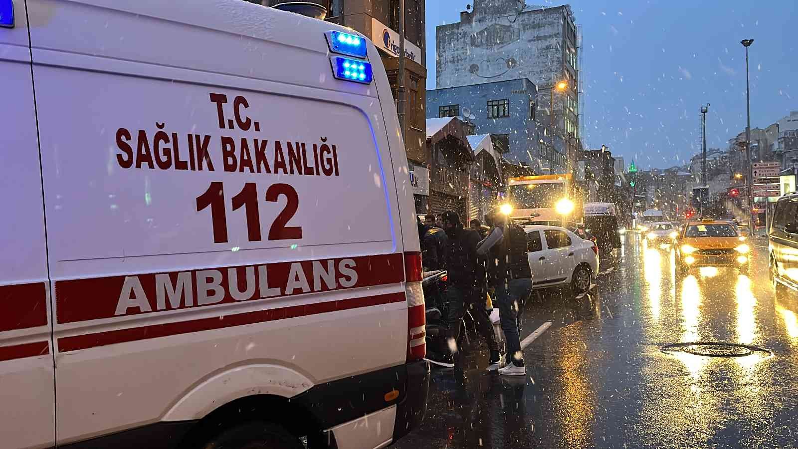 Beyoğlu’nda eşini başka bir adamın yanında gördüğünü iddia eden yabancı uyruklu şahıs, çocuğunun gözü önünde karısını darp etti. Çevredeki ...