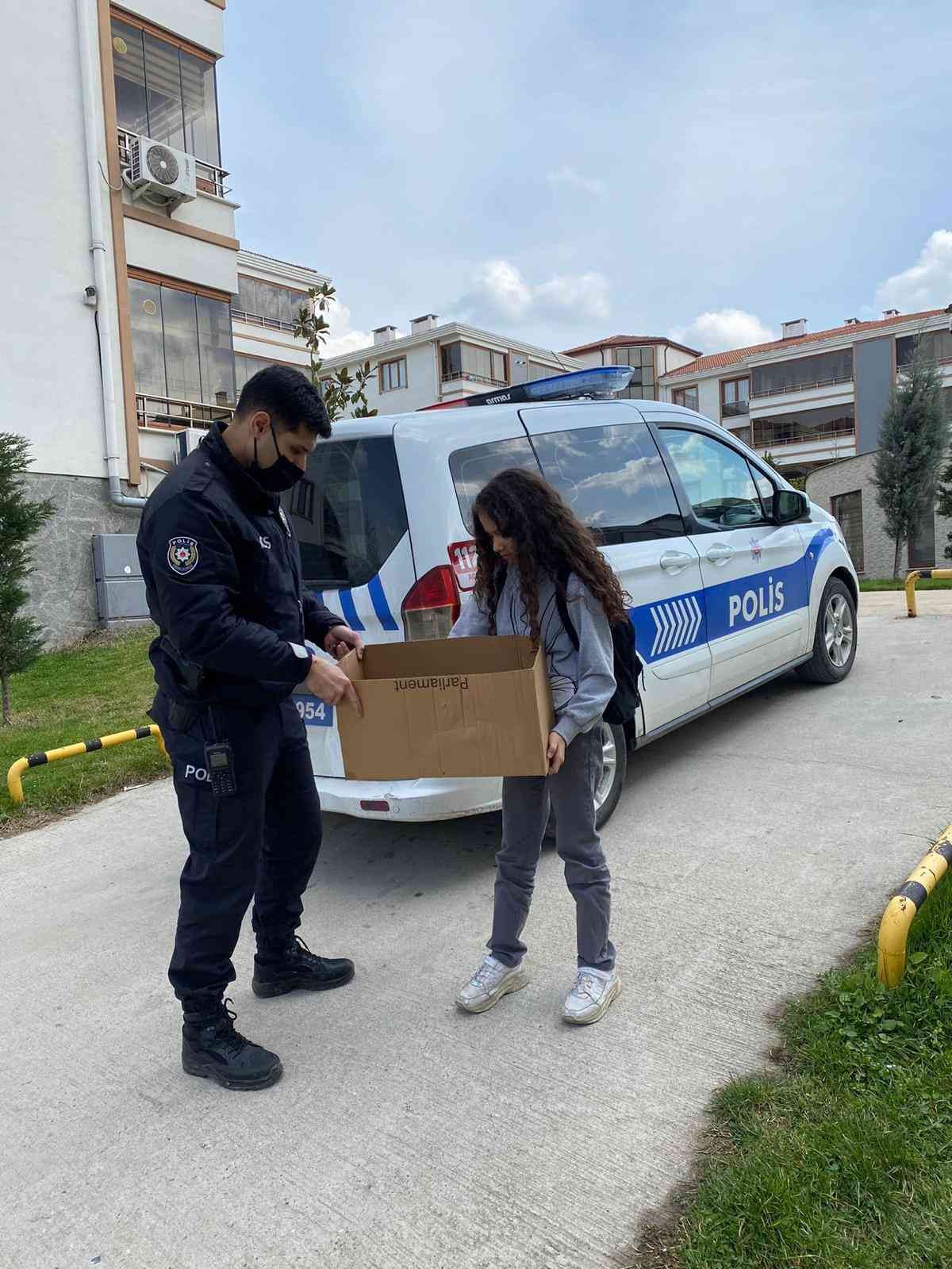 Sakarya’nın Hendek ilçesinde 5. sınıfa giden kız çocuğu, doğum yapmakta zorlanan kediye polis memuru babasıyla yardım etti. Veteriner ...