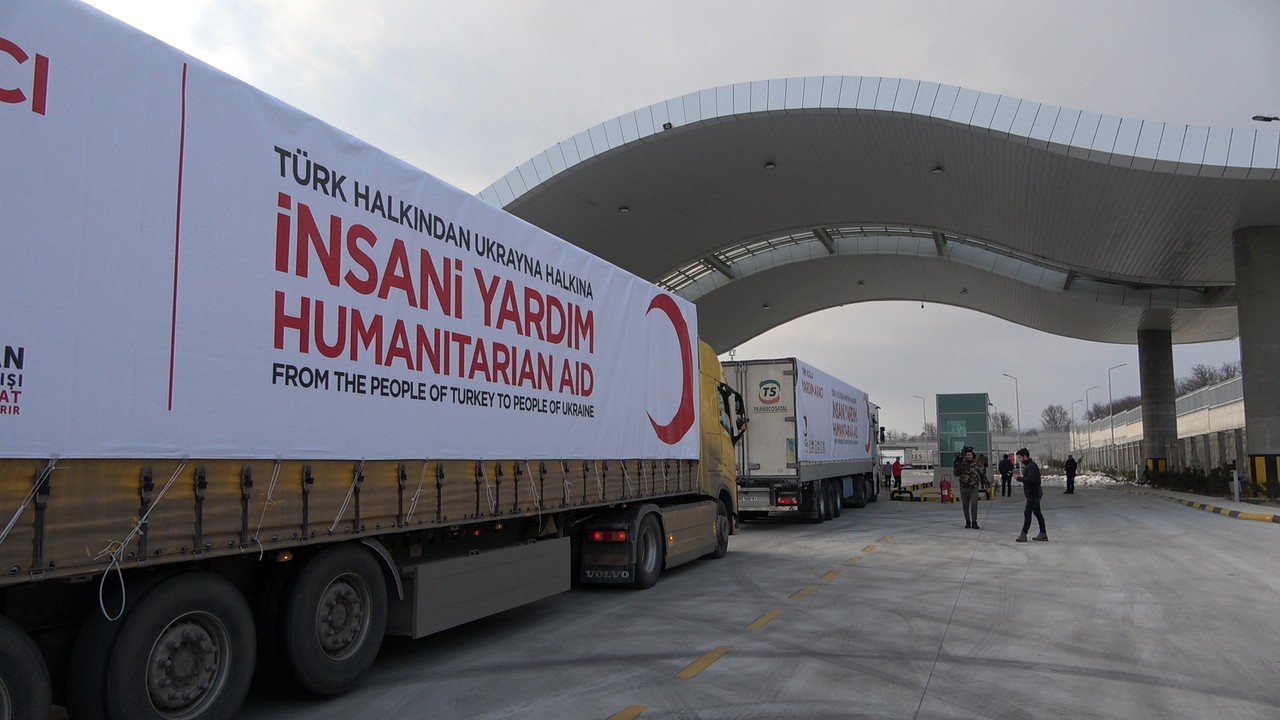 Türk Kızılay’ı tarafından Ukrayna’ya gönderilmek üzere insani yardım malzemesi taşıyan 3 tır Hamzabeyli Sınır Kapısı’ndan çıkış yaptı. Rusya’nın ...