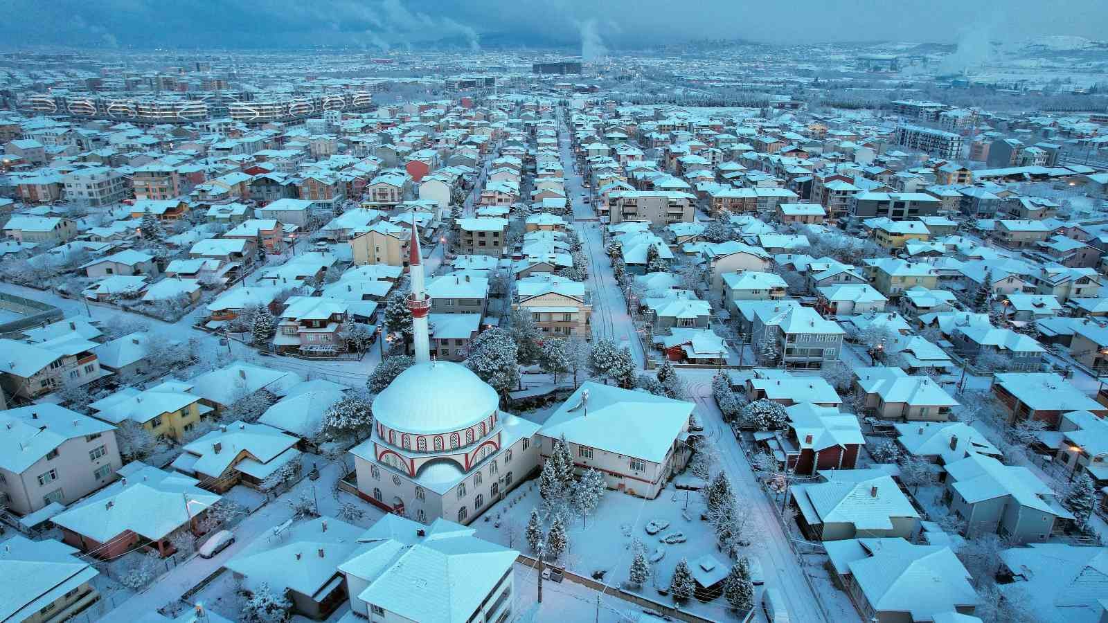 Kar yağışının etkili olduğu Kocaeli adeta beyaza bürünürken, gelinliğini giyen şehir havadan görüntülendi. Kocaeli’de dün öğle saatlerinde ...