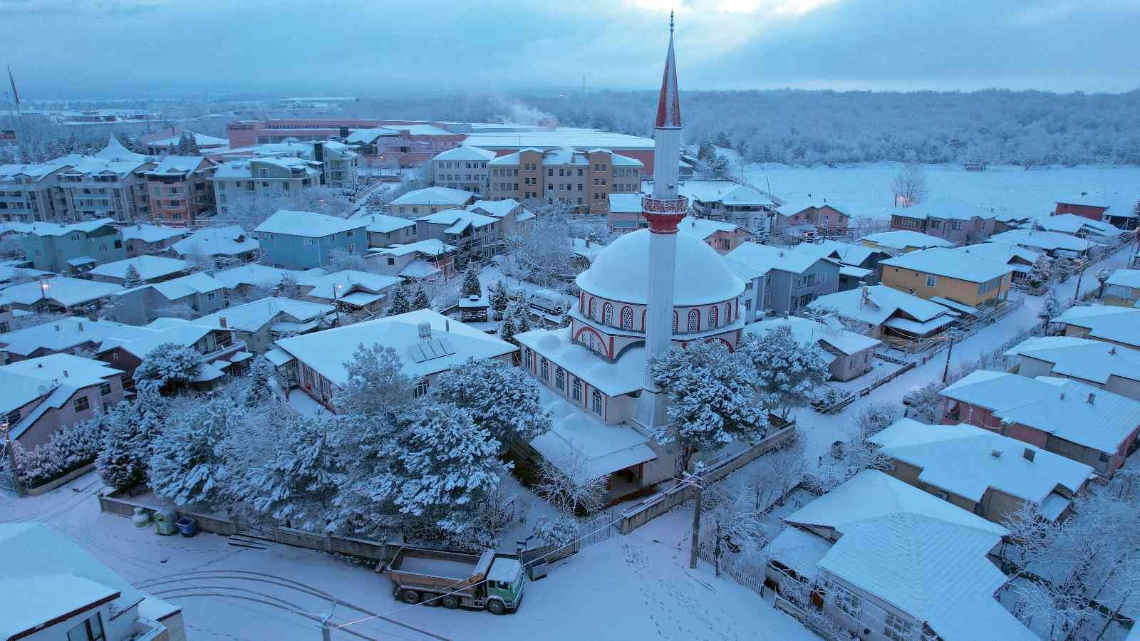 Kar yağışının etkili olduğu Kocaeli adeta beyaza bürünürken, gelinliğini giyen şehir havadan görüntülendi. Kocaeli’de dün öğle saatlerinde ...