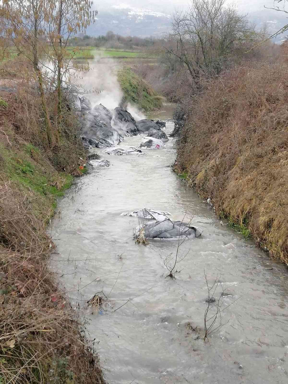 Kocaeli’nin Kartepe ilçesinde bulunan dereye çuvallarla kimsayal maddeye benzeyen atık atıldı. Bölgeye gelen ekipler derenin temizliğini yaparken ...