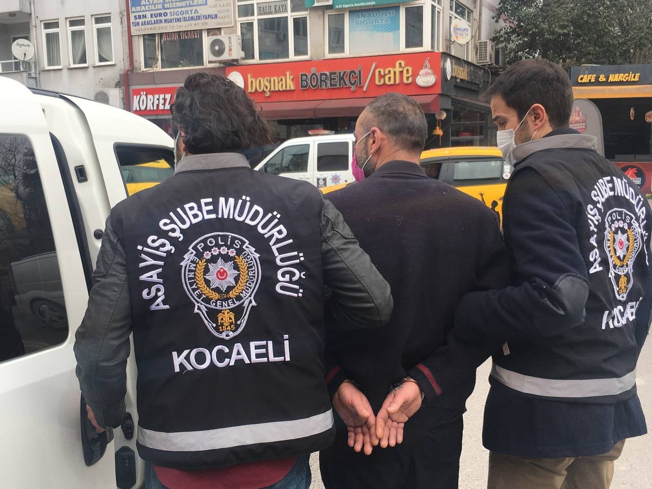 Kocaeli’nin İzmit ilçesinde dün eşini sırtından bıçaklayarak ölümüne sebep olan şüpheli adliyeye sevk edildi. Olay, dün akşam 18.00 sıralarında ...