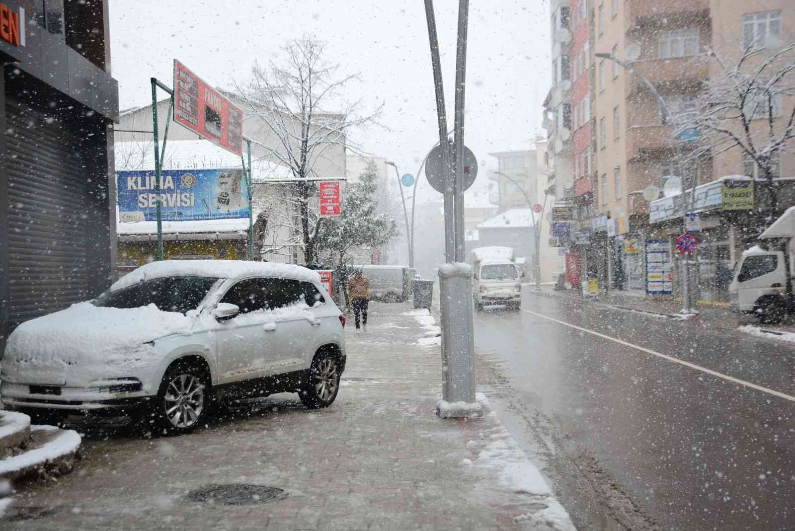 Kocaeli’de aralıklarla yoğun kar yağışı etkili oluyor. Meteoroloji Genel Müdürlüğünce yapılan uyarıların ardından Kocaeli genelinde dün başlayan ...