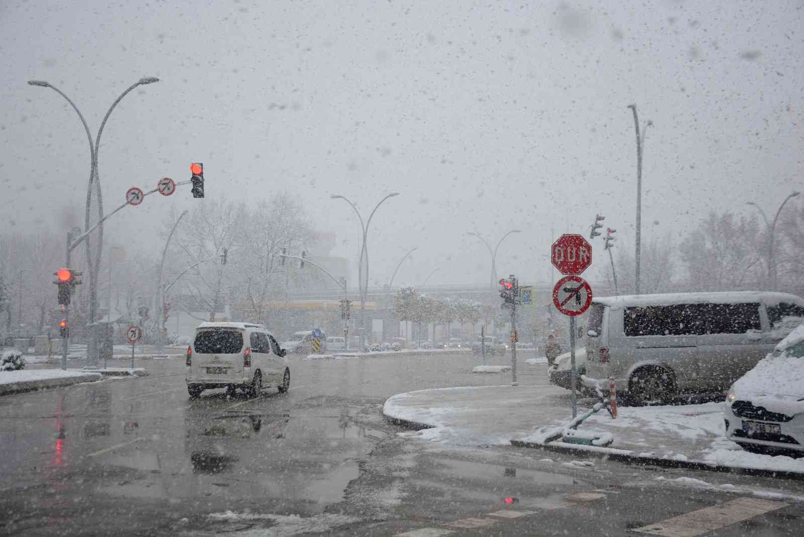 Kocaeli’de aralıklarla yoğun kar yağışı etkili oluyor. Meteoroloji Genel Müdürlüğünce yapılan uyarıların ardından Kocaeli genelinde dün başlayan ...