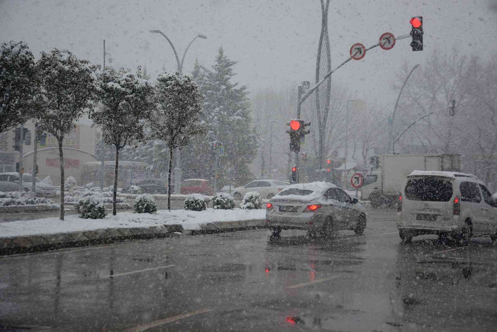 Kocaeli’de aralıklarla yoğun kar yağışı etkili oluyor. Meteoroloji Genel Müdürlüğünce yapılan uyarıların ardından Kocaeli genelinde dün başlayan ...