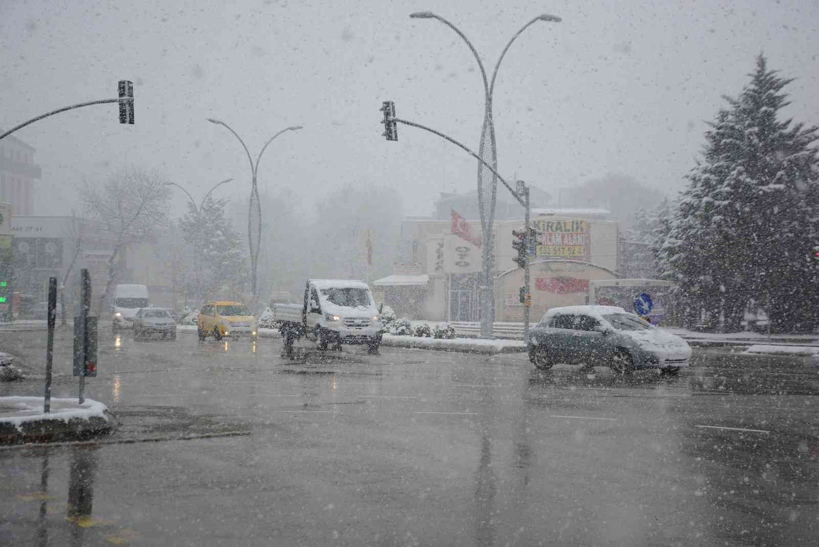 Kocaeli’de aralıklarla yoğun kar yağışı etkili oluyor. Meteoroloji Genel Müdürlüğünce yapılan uyarıların ardından Kocaeli genelinde dün başlayan ...