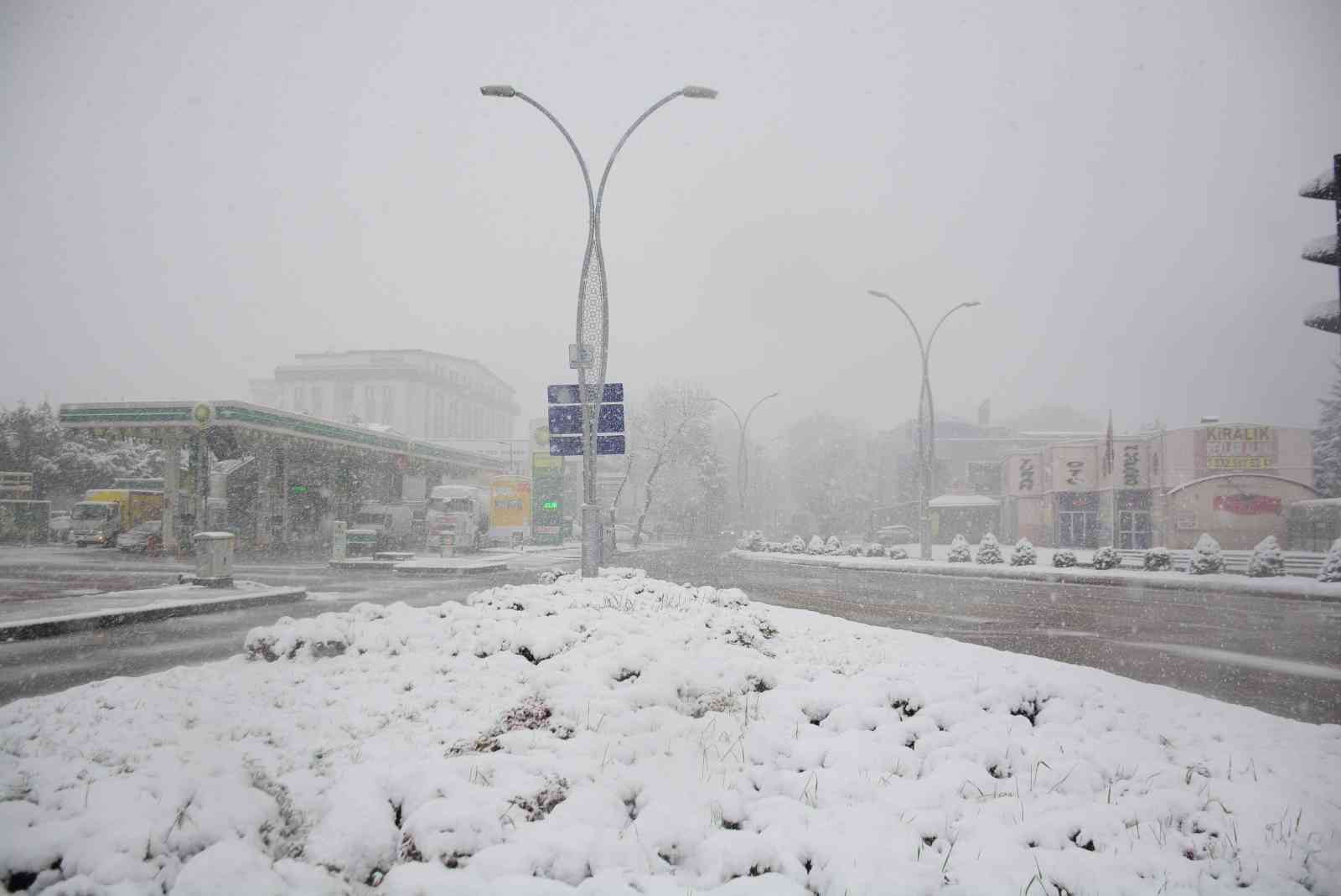 Kocaeli’de aralıklarla yoğun kar yağışı etkili oluyor. Meteoroloji Genel Müdürlüğünce yapılan uyarıların ardından Kocaeli genelinde dün başlayan ...