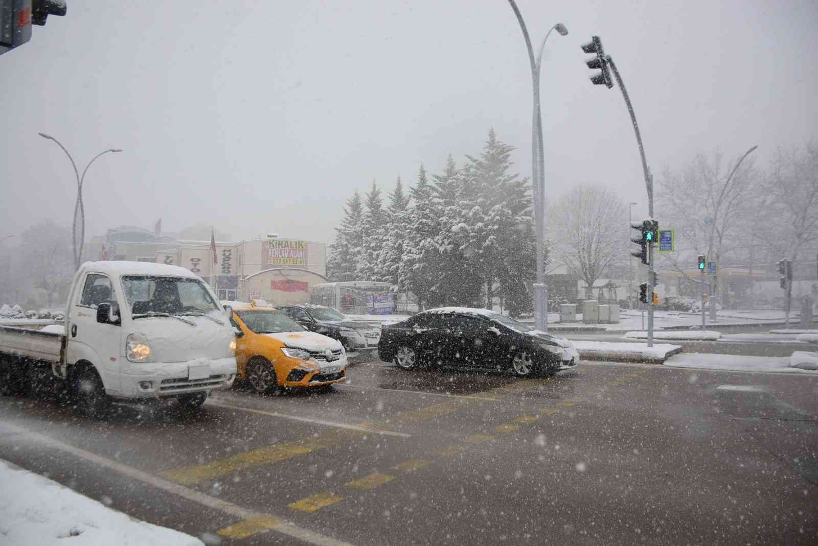 Kocaeli’de aralıklarla yoğun kar yağışı etkili oluyor. Meteoroloji Genel Müdürlüğünce yapılan uyarıların ardından Kocaeli genelinde dün başlayan ...