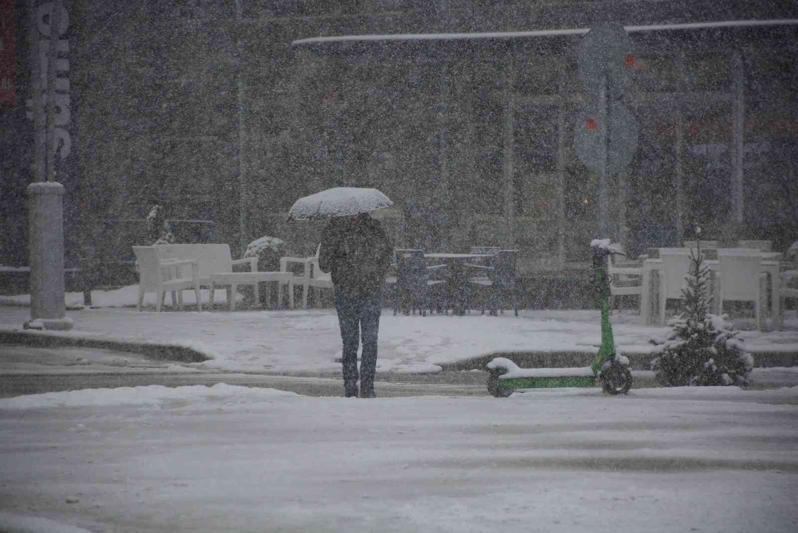 Kocaeli’de aralıklarla yoğun kar yağışı etkili oluyor. Meteoroloji Genel Müdürlüğünce yapılan uyarıların ardından Kocaeli genelinde dün başlayan ...