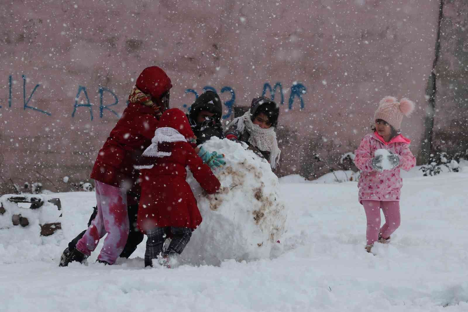 Kocaeli’de beklenen kar yağışı dün etkili olurken, beyaza bürünen şehirde karın tadını her zamanki gibi çocuklar çıkardı. Kocaeli genelinde ...