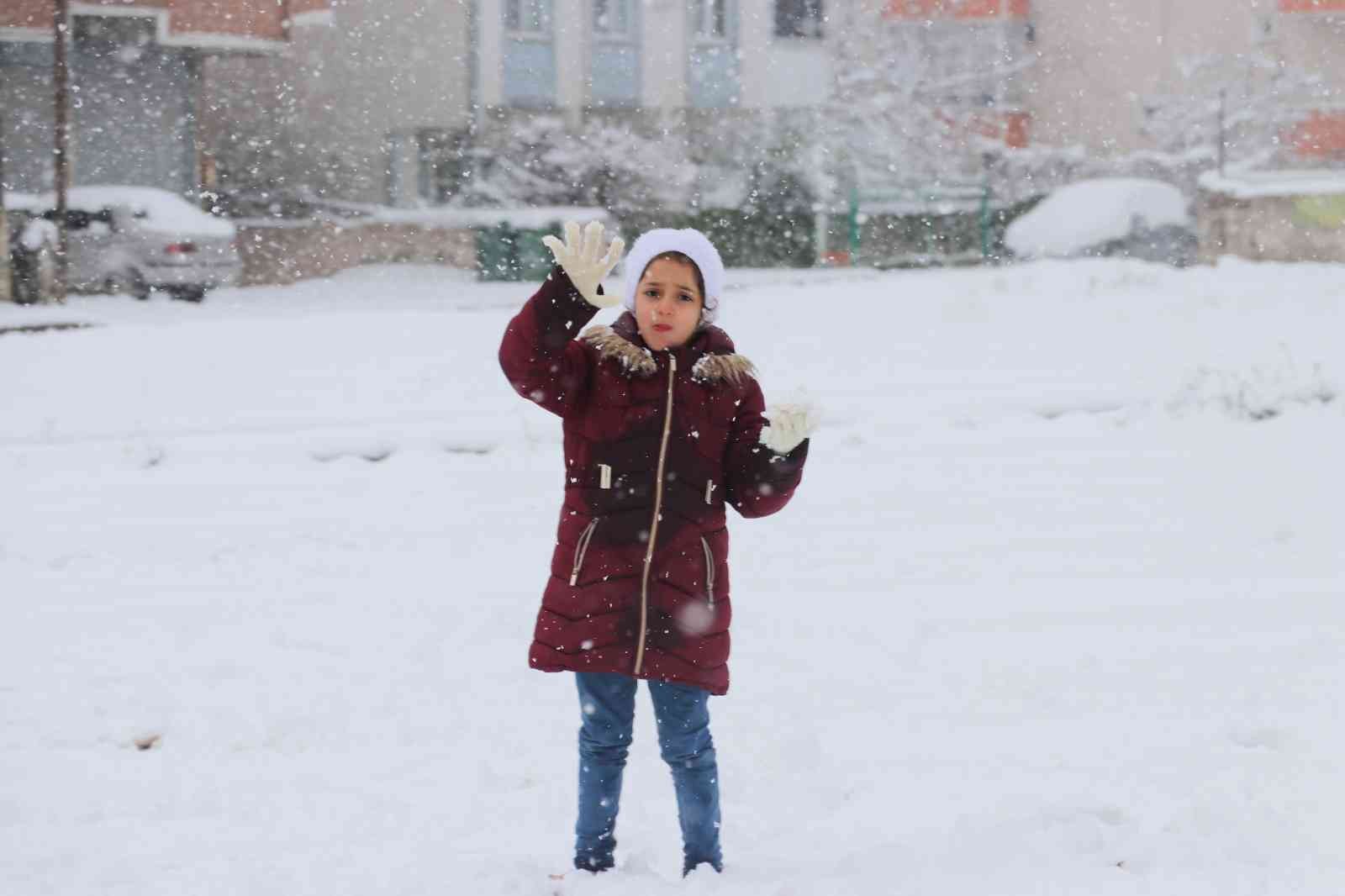 Kocaeli’de beklenen kar yağışı dün etkili olurken, beyaza bürünen şehirde karın tadını her zamanki gibi çocuklar çıkardı. Kocaeli genelinde ...