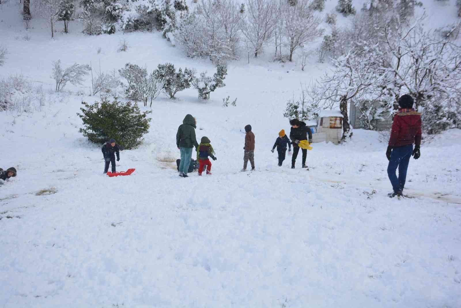 Kocaeli’de beklenen kar yağışı dün etkili olurken, beyaza bürünen şehirde karın tadını her zamanki gibi çocuklar çıkardı. Kocaeli genelinde ...