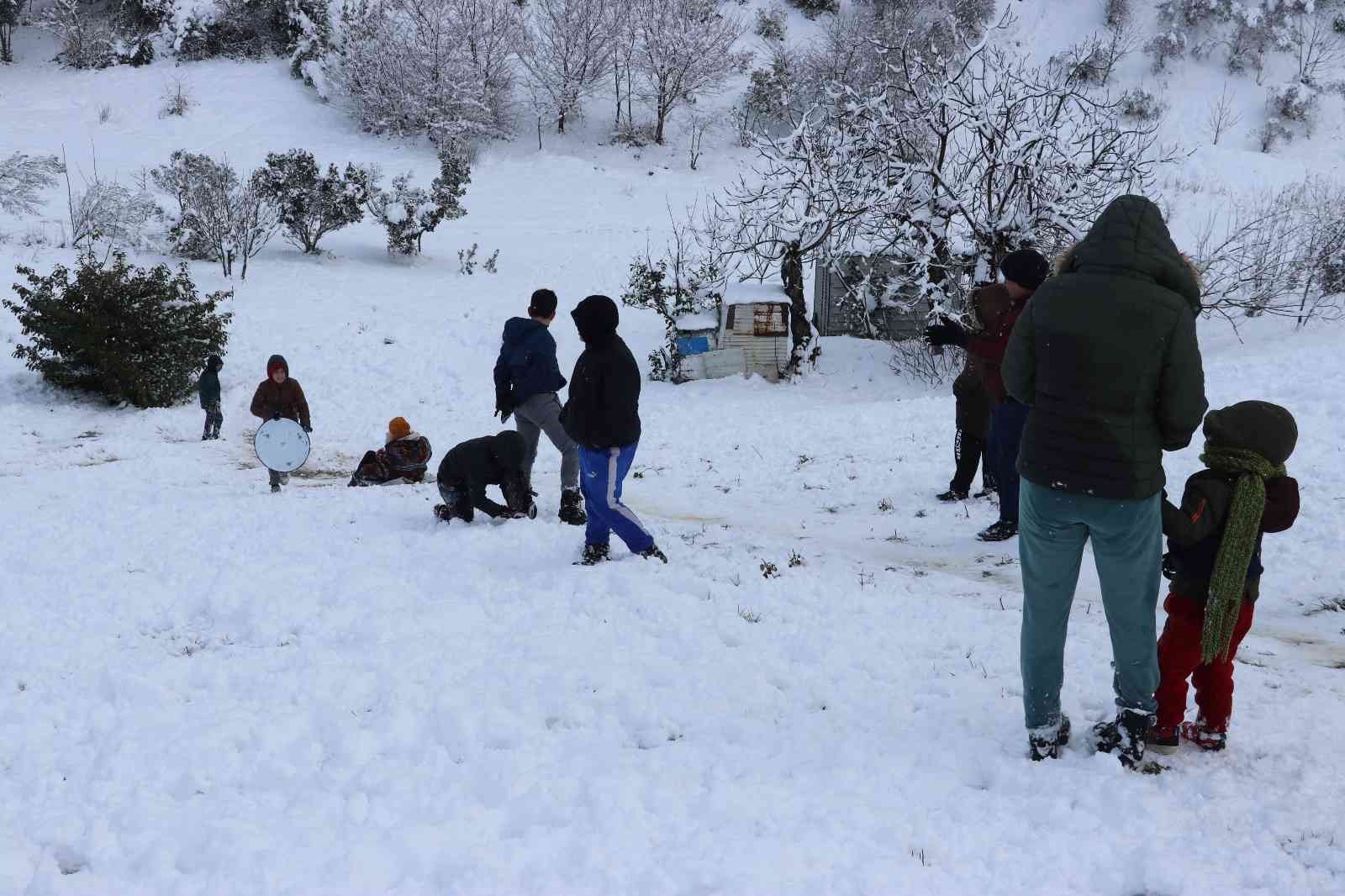 Kocaeli’de beklenen kar yağışı dün etkili olurken, beyaza bürünen şehirde karın tadını her zamanki gibi çocuklar çıkardı. Kocaeli genelinde ...